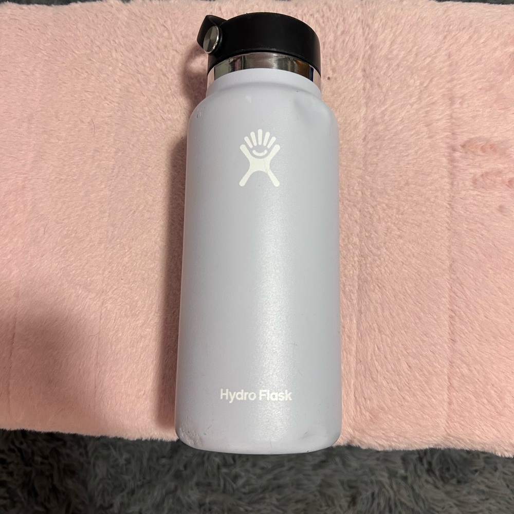 Hydro Flask Lavender Bottle with Black Lid